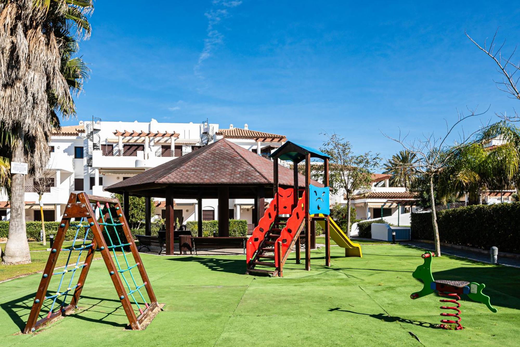 Apartamento Familiar Muy Soleado Cerca De La Playa Y Parking Incluido شيكلانا دي لا فرونتيرا المظهر الخارجي الصورة